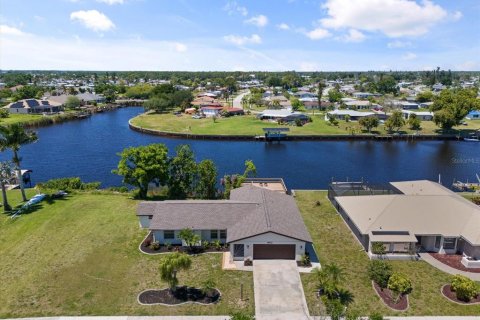 House in North Port, Florida 3 bedrooms, 147.44 sq.m. № 1399616 - photo 2