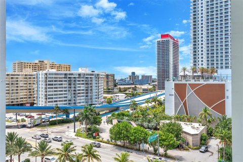 Condo in Hollywood, Florida, 2 bedrooms  № 1209991 - photo 29