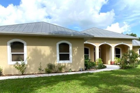 House in North Port, Florida 4 bedrooms, 240.06 sq.m. № 1265479 - photo 1