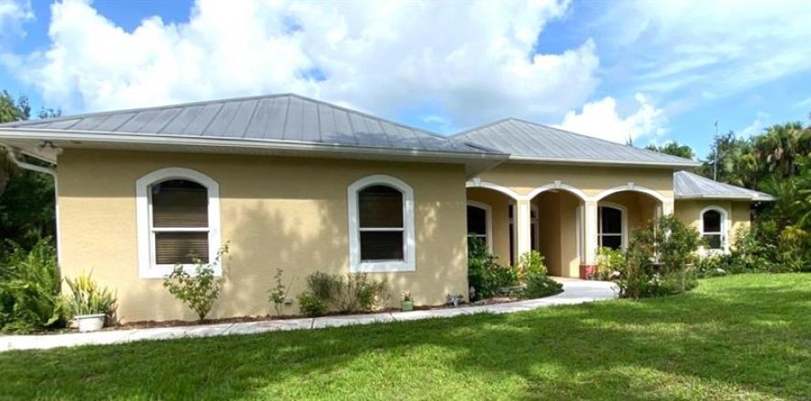 House in North Port, Florida 4 bedrooms, 240.06 sq.m. № 1265479