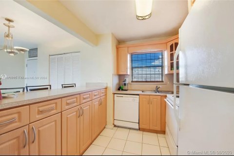 Condo in Miami, Florida, 2 bedrooms  № 1400142 - photo 3