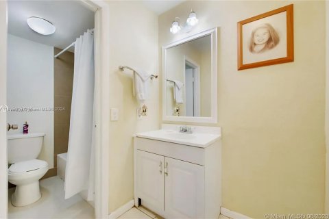 Condo in Miami, Florida, 2 bedrooms  № 1400142 - photo 9