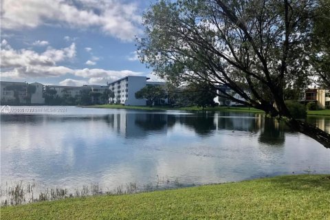 Condo in Miami, Florida, 2 bedrooms  № 1400142 - photo 11