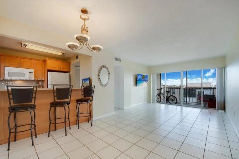 Condo in Miami, Florida, 2 bedrooms  № 1400142 - photo 15