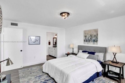 Condo in Miami Beach, Florida, 1 bedroom  № 1054196 - photo 12