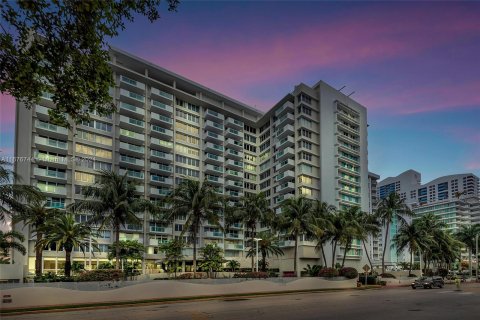 Condo in Miami Beach, Florida, 1 bedroom  № 1401644 - photo 1