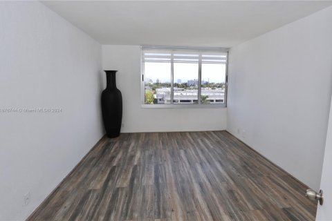 Condo in Miami Beach, Florida, 1 bedroom  № 1401644 - photo 11