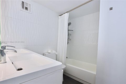 Condo in Miami Beach, Florida, 1 bedroom  № 1401644 - photo 13