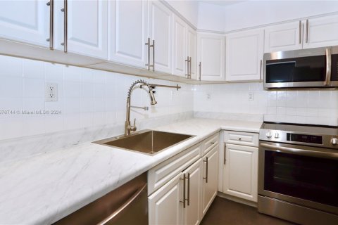 Condo in Miami Beach, Florida, 1 bedroom  № 1401644 - photo 9