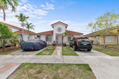 House in Hialeah, Florida 3 bedrooms, 125.42 sq.m. № 1305152 - photo 1