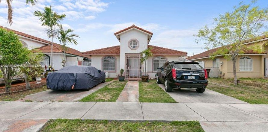 House in Hialeah, Florida 3 bedrooms, 125.42 sq.m. № 1305152