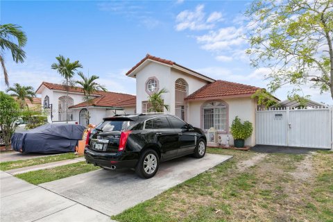 House in Hialeah, Florida 3 bedrooms, 125.42 sq.m. № 1305152 - photo 3