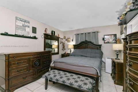 House in Hialeah, Florida 3 bedrooms, 125.42 sq.m. № 1305152 - photo 10