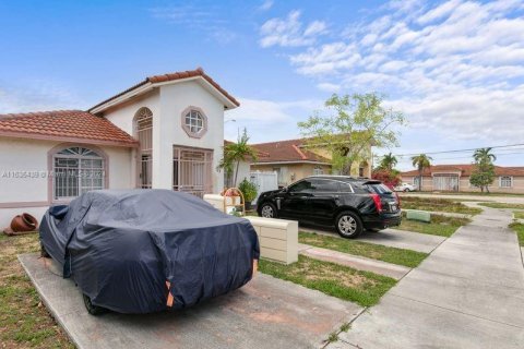 House in Hialeah, Florida 3 bedrooms, 125.42 sq.m. № 1305152 - photo 2