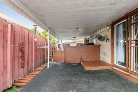 House in Hialeah, Florida 3 bedrooms, 125.42 sq.m. № 1305152 - photo 22