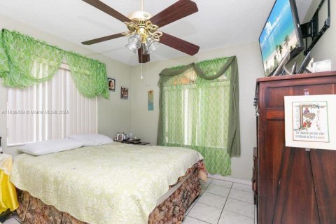 House in Hialeah, Florida 3 bedrooms, 125.42 sq.m. № 1305152 - photo 20