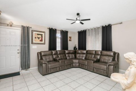 House in Hialeah, Florida 3 bedrooms, 125.42 sq.m. № 1305152 - photo 4