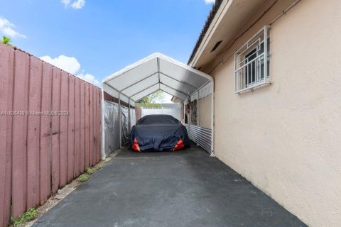 House in Hialeah, Florida 3 bedrooms, 125.42 sq.m. № 1305152 - photo 24