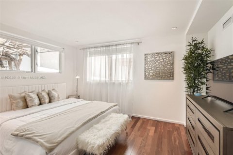 Condo in Miami Beach, Florida, 1 bedroom  № 1305155 - photo 9