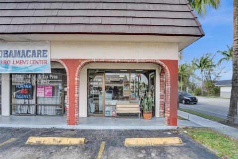 Commercial property in Dania Beach, Florida № 1096898 - photo 13