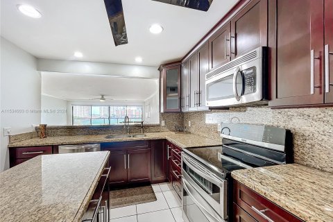 Condominio en venta en North Miami Beach, Florida, 2 dormitorios, 129.78 m2 № 1019356 - foto 5