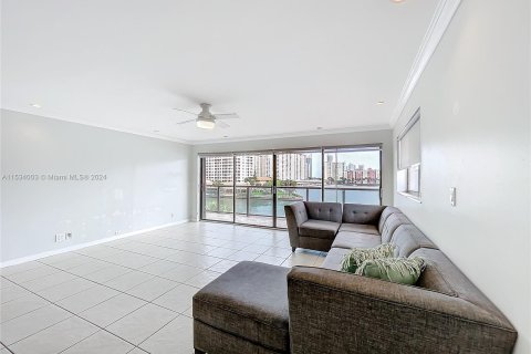 Copropriété à vendre à North Miami Beach, Floride: 2 chambres, 129.78 m2 № 1019356 - photo 15