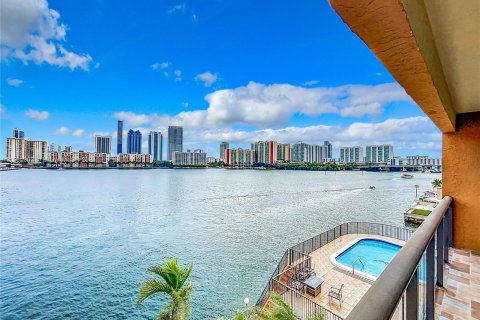 Condominio en venta en North Miami Beach, Florida, 2 dormitorios, 129.78 m2 № 1019356 - foto 1
