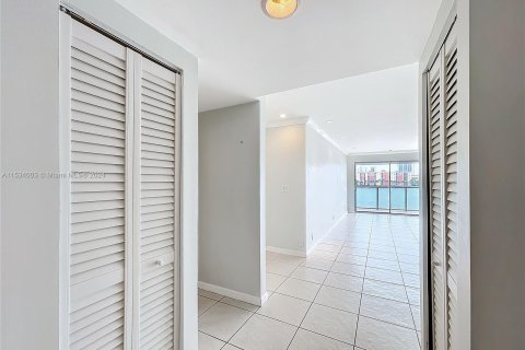 Copropriété à vendre à North Miami Beach, Floride: 2 chambres, 129.78 m2 № 1019356 - photo 9