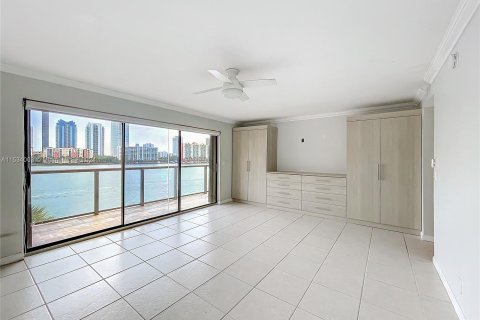 Copropriété à vendre à North Miami Beach, Floride: 2 chambres, 129.78 m2 № 1019356 - photo 24