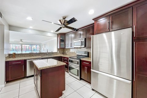 Condominio en venta en North Miami Beach, Florida, 2 dormitorios, 129.78 m2 № 1019356 - foto 6