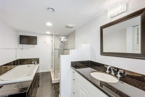Condominio en venta en North Miami Beach, Florida, 2 dormitorios, 129.78 m2 № 1019356 - foto 28