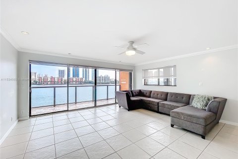 Copropriété à vendre à North Miami Beach, Floride: 2 chambres, 129.78 m2 № 1019356 - photo 13