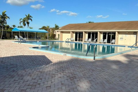 Condominio en venta en Palm Springs, Florida, 1 dormitorio, 64.2 m2 № 1040907 - foto 1