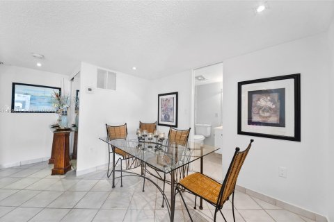 Condo in Miami Beach, Florida, 1 bedroom  № 1356866 - photo 20