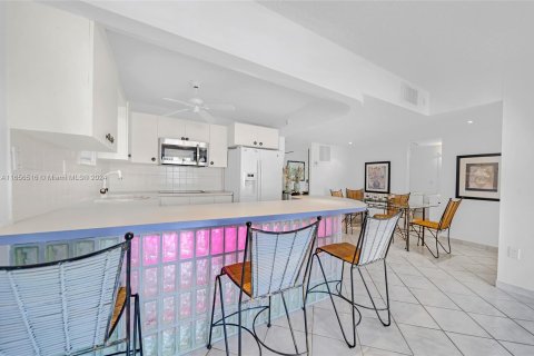 Condo in Miami Beach, Florida, 1 bedroom  № 1356866 - photo 17