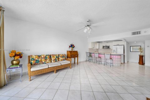 Condo in Miami Beach, Florida, 1 bedroom  № 1356866 - photo 11