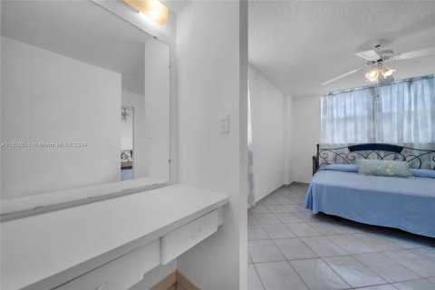 Condo in Miami Beach, Florida, 1 bedroom  № 1356866 - photo 23