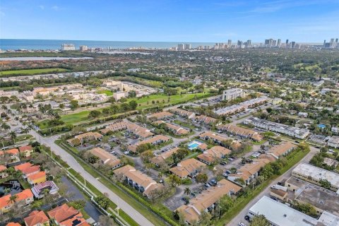 Adosado en venta en Hollywood, Florida, 2 dormitorios, 117.99 m2 № 1222470 - foto 1