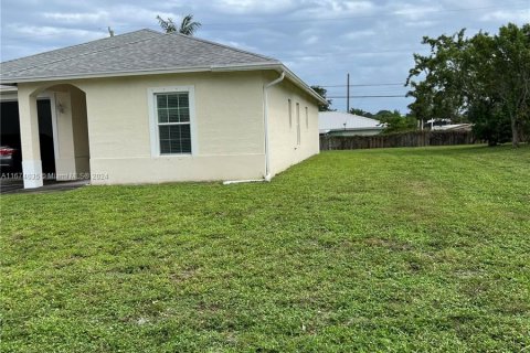 House in Lake Worth, Florida 3 bedrooms, 147.25 sq.m. № 1397347 - photo 9