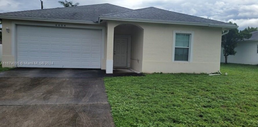 House in Lake Worth, Florida 3 bedrooms, 147.25 sq.m. № 1397347