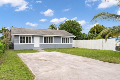 House in Fort Lauderdale, Florida 3 bedrooms, 108.7 sq.m. № 1420206 - photo 2