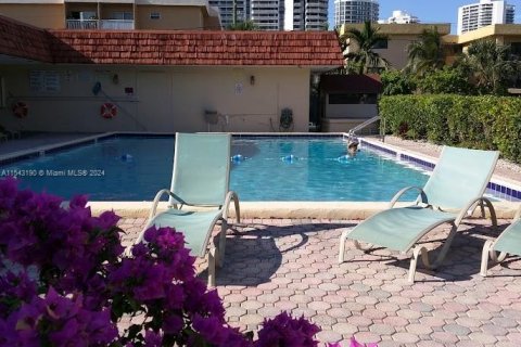 Condominio en venta en North Miami Beach, Florida, 1 dormitorio, 75.44 m2 № 1071054 - foto 8