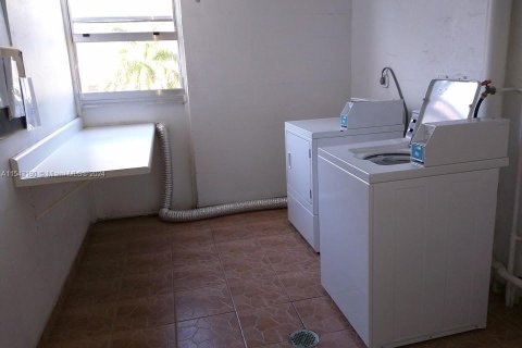 Condominio en venta en North Miami Beach, Florida, 1 dormitorio, 75.44 m2 № 1071054 - foto 10