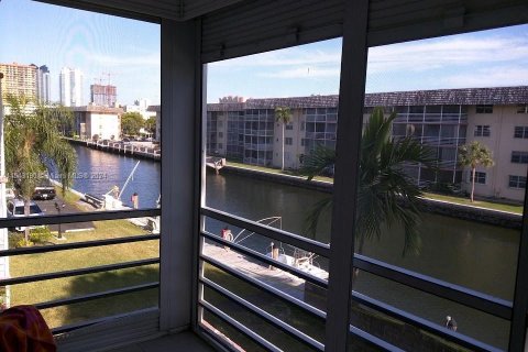 Copropriété à vendre à North Miami Beach, Floride: 1 chambre, 75.44 m2 № 1071054 - photo 3