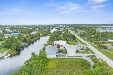 House in Hernando Beach, Florida 3 bedrooms, 105.35 sq.m. № 1343569 - photo 8