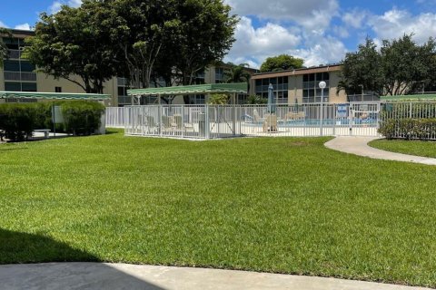 Condo in Palm Springs, Florida, 1 bedroom  № 1217259 - photo 3