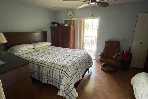 Condo in Palm Springs, Florida, 1 bedroom  № 1217259 - photo 12